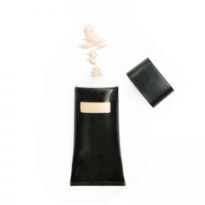 Minimalistyczny krem w szklanej butelce